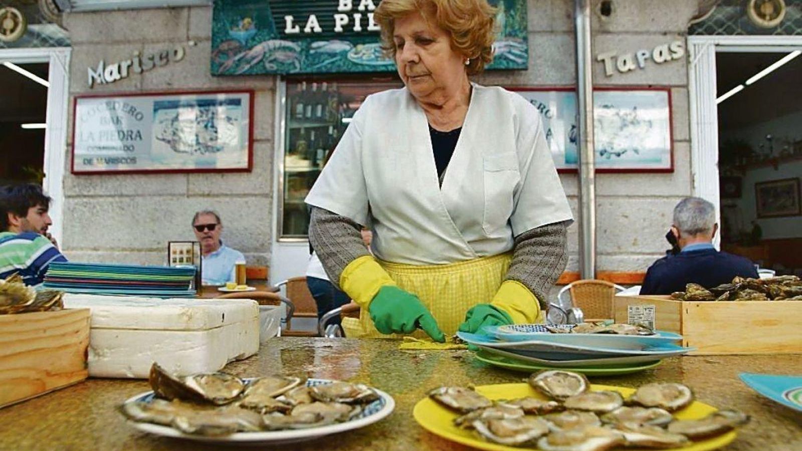 Isabel, la última ostrera mujer, hace años en su puesto.