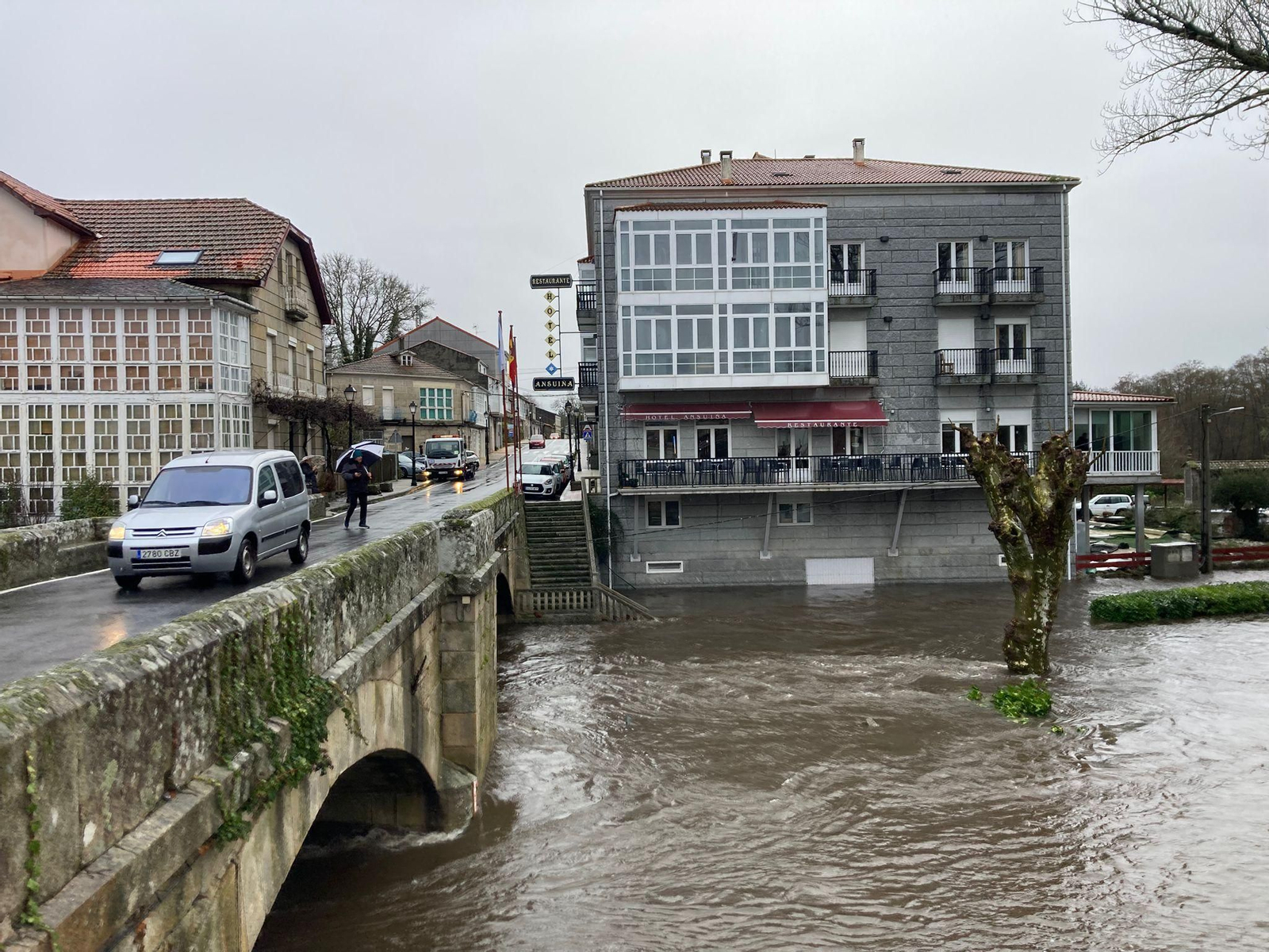 El río Arnoia se desborda en Baños de Molgas tras las intensas lluvias de la borrasca Joseph.
