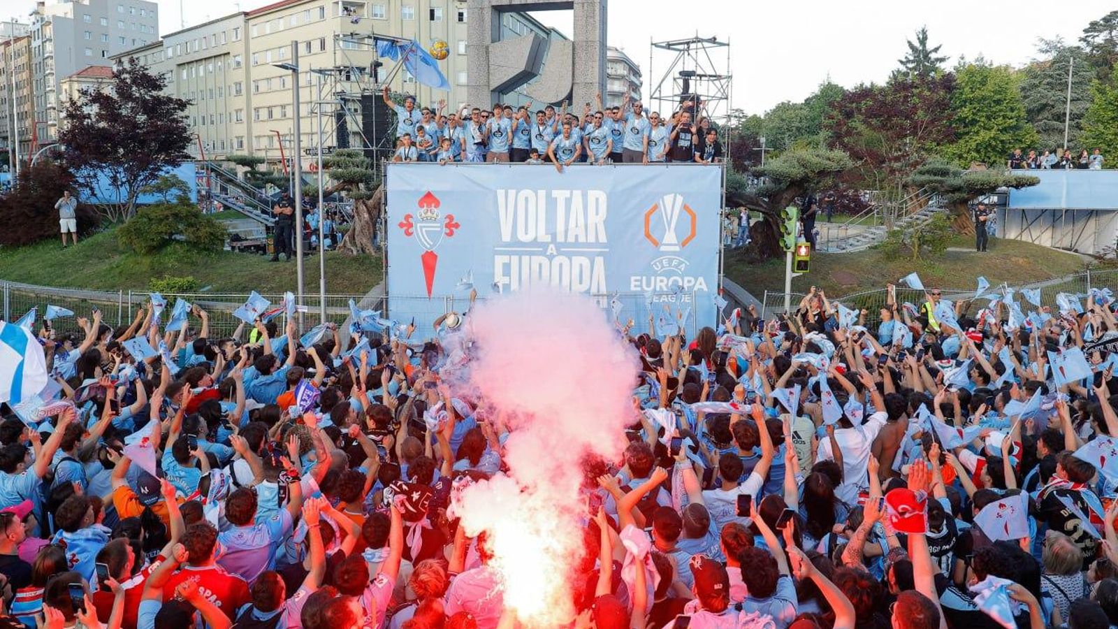 Galería | Fiesta celeste en Vigo por la vuelta del Celta a Europa