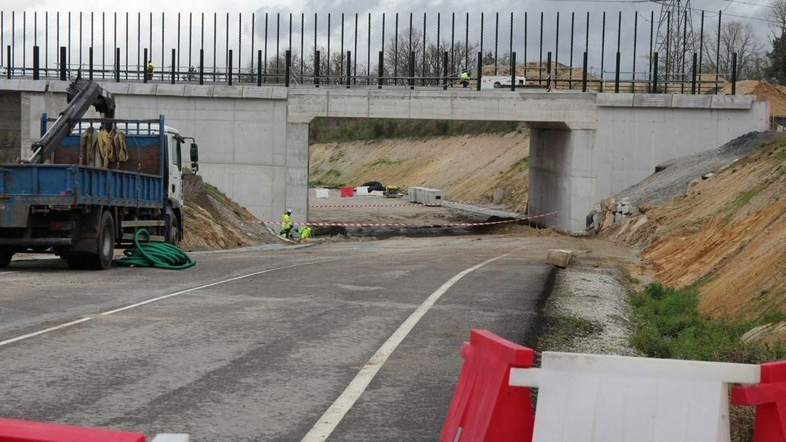 La carretera OU320, cuya cota ha tenido que ser rebajada para construir un viaducto, sigue cortada .