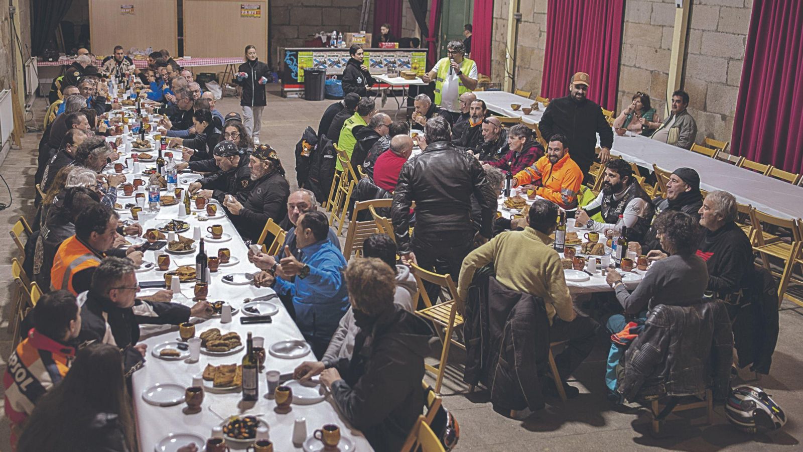 El refectorio del claustro barroco acogió una animada comida de confraternización tras la ruta.