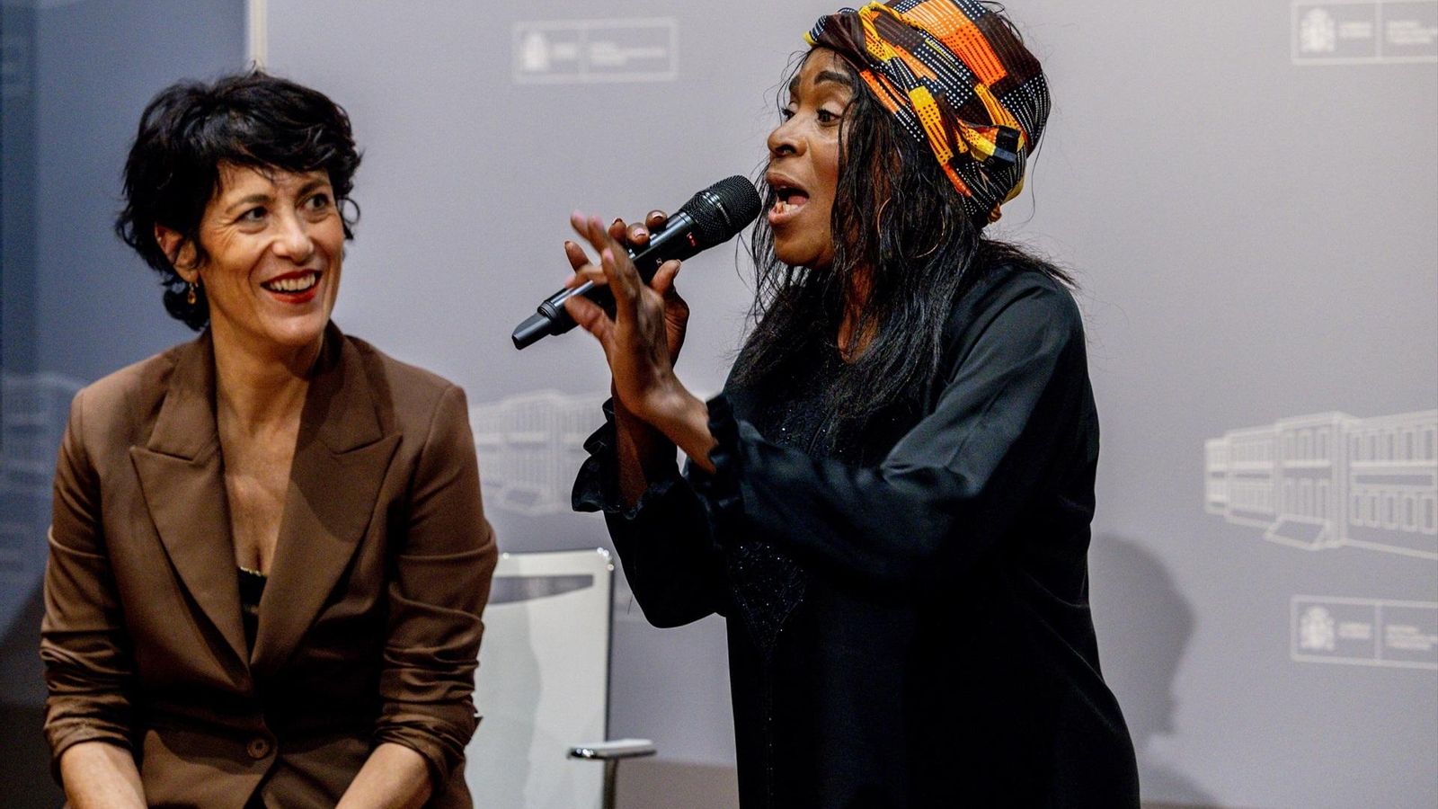 La ministra de Inclusión, Seguridad Social y Migraciones, Elma Saiz (i), preside este jueves el acto “La Hispanidad es cosa de todos”