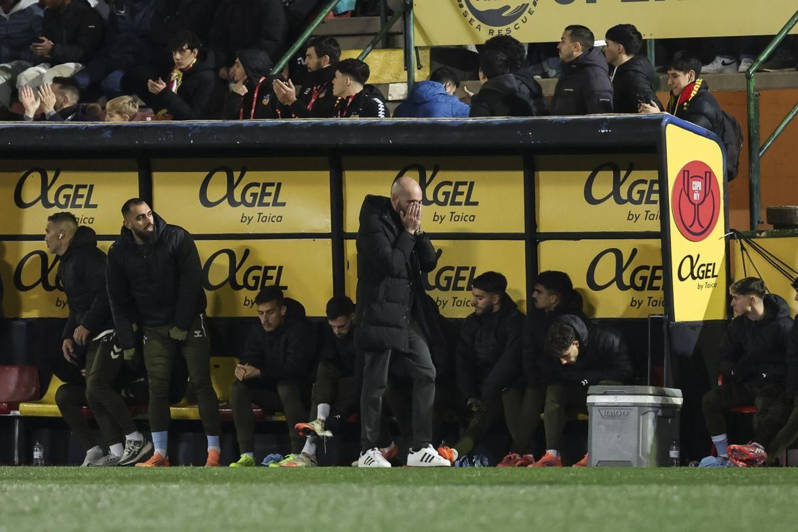Claudio Giráldez se desespera delante de su banquillo durante el encuentro de ayer.