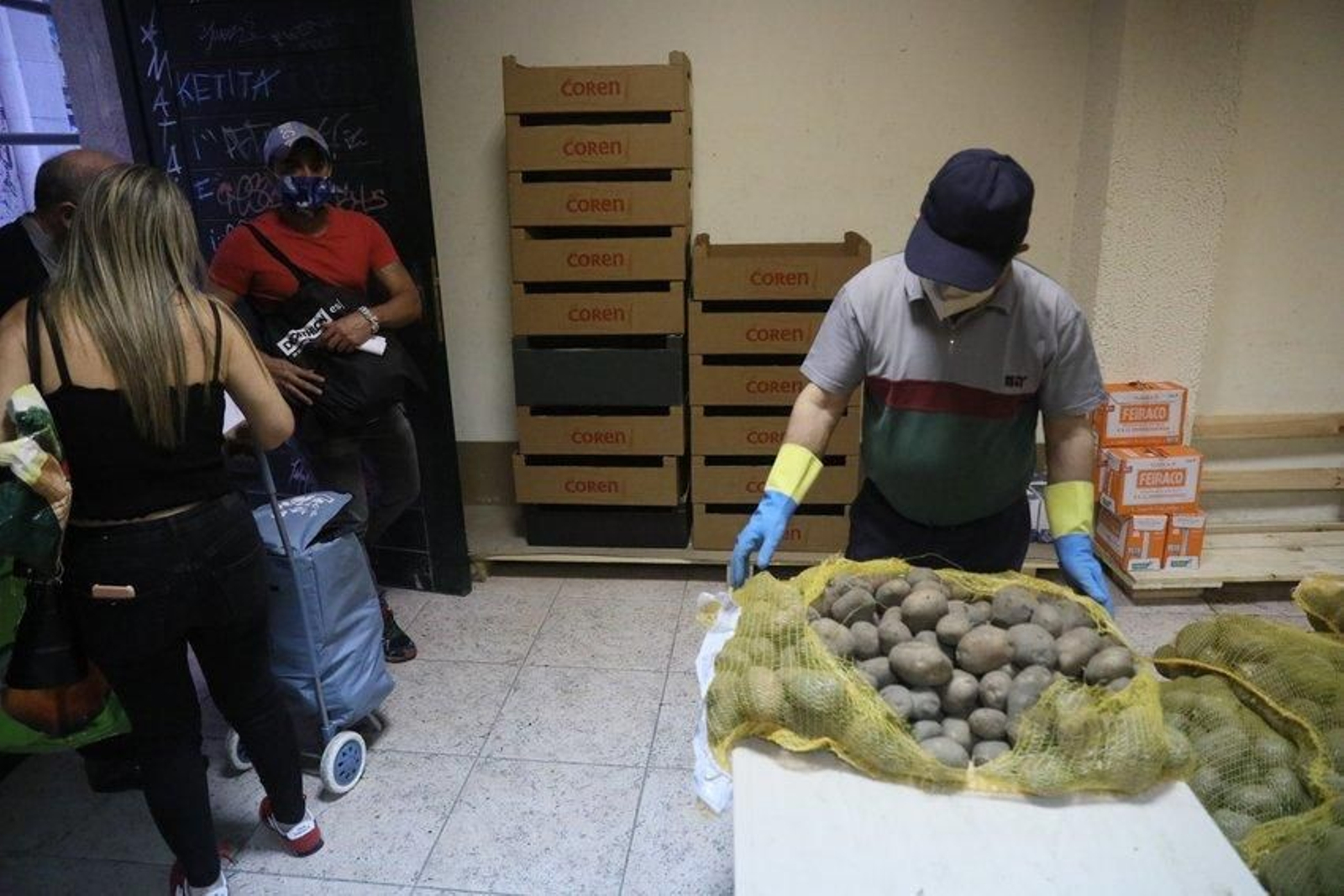 50 familias recogen alimentos en la parroquia de Santa Eufemia. José Paz