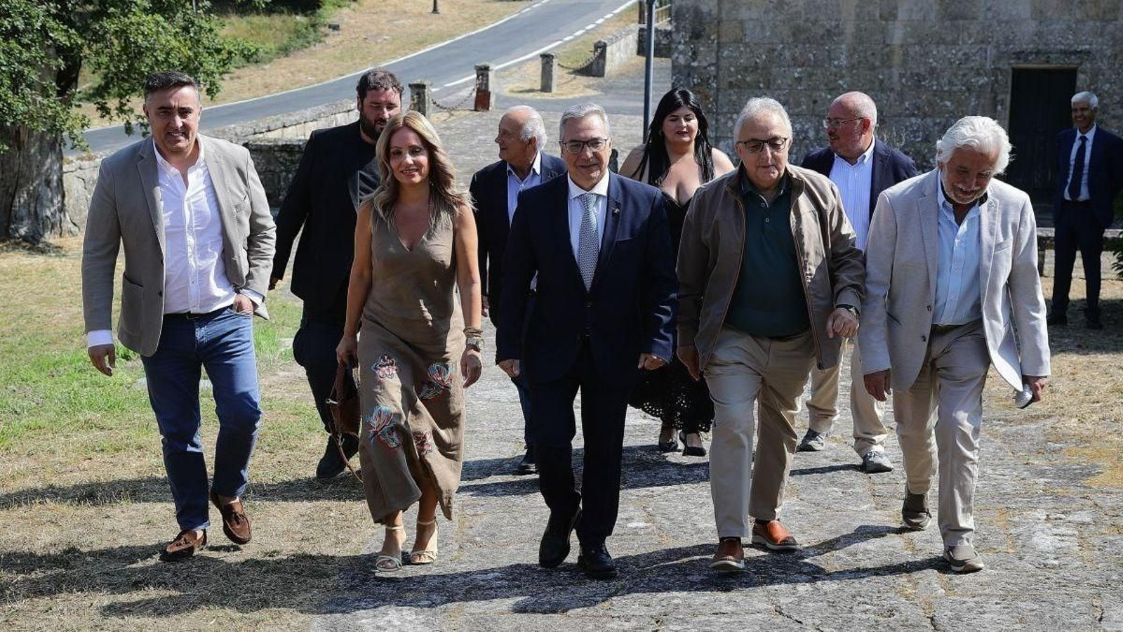 El presidente de la Diputación de Ourense, Luis Menor, en el centro, escoltado por los diputados de su gobierno en el Pazo de Vilamarín, donde hizo balance de los tres años de mandato.