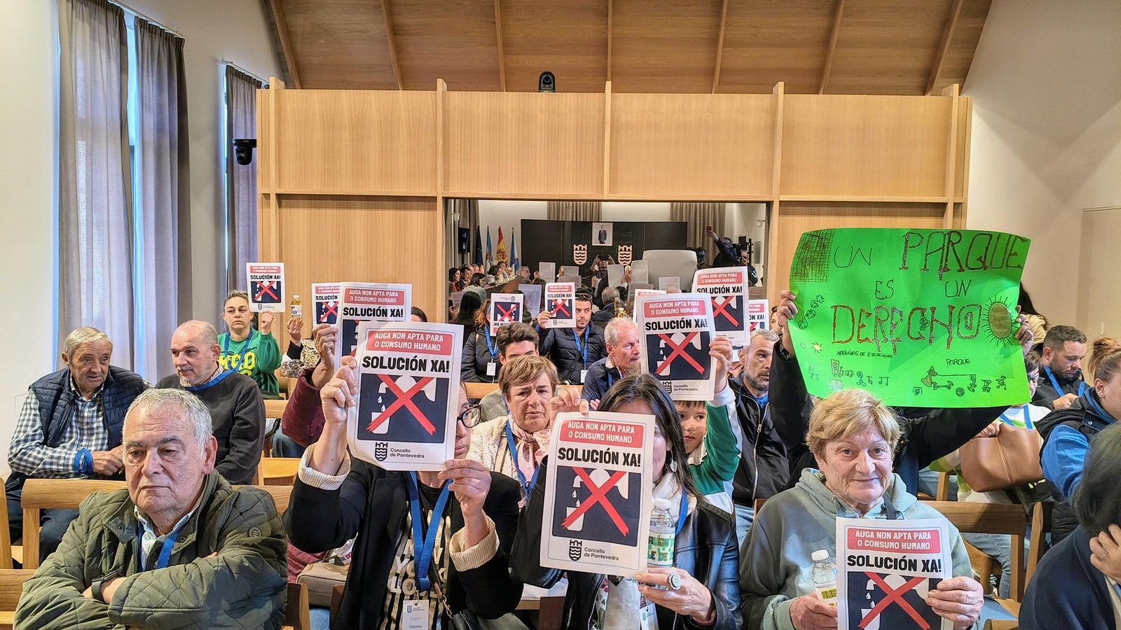Representantes del Anpa del CEIP Santo André de Xeve, ayer, en el Pleno.