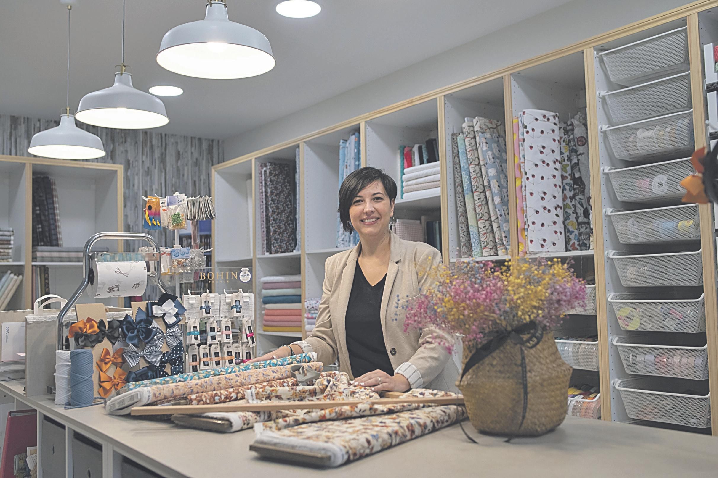 Montse Gómez, propietaria de la mercería La Moderna. (XESÚS FARIÑAS)