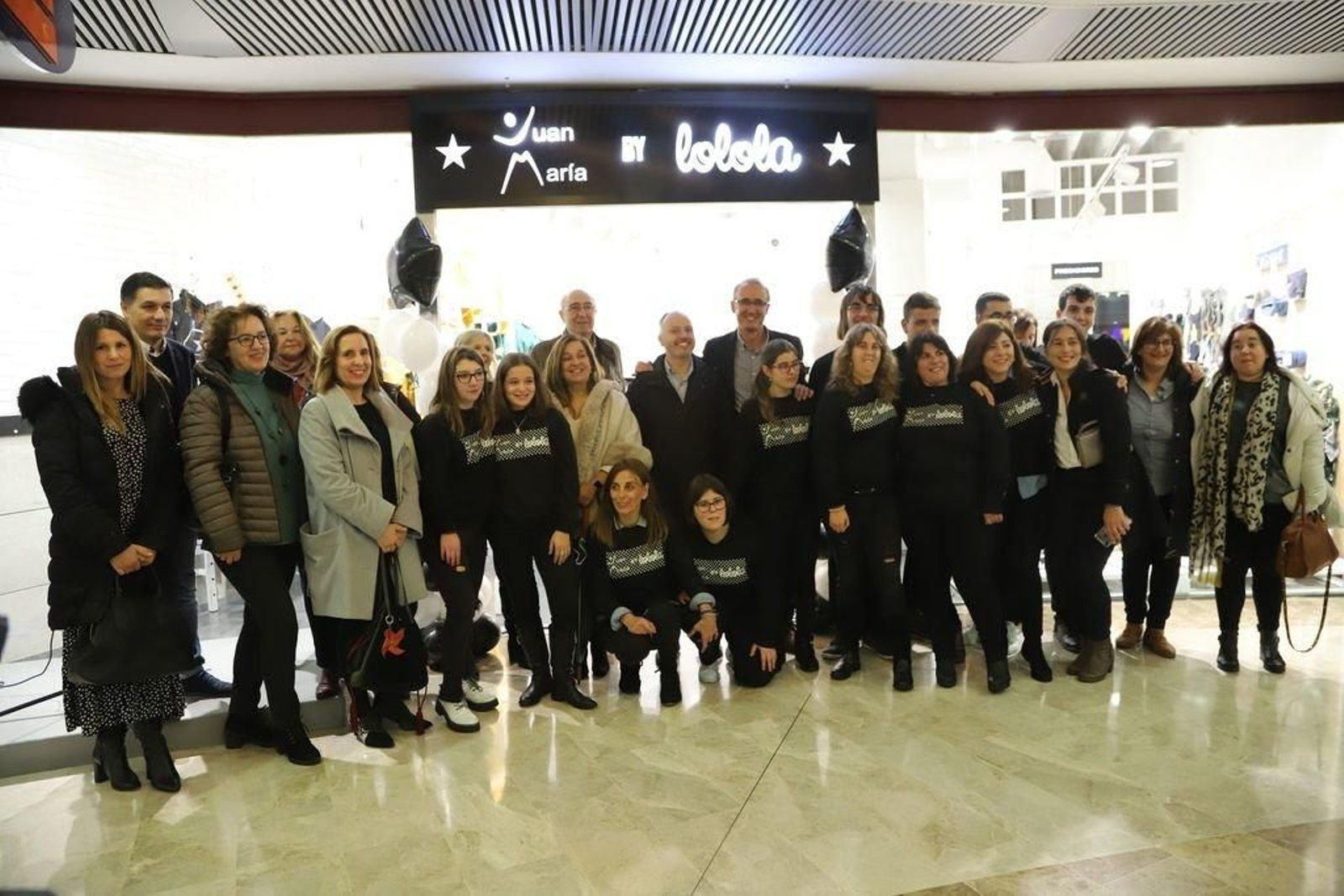 A la inauguración acudieron autoridades locales, autonómicas, de Zona Franca así como directiva del Juan María.