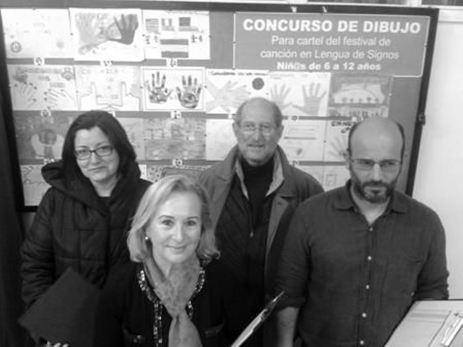 El jurado valoró ayer cada uno de los 32 dibujos presentados en la Asociación de Personas Sordas de Vigo.