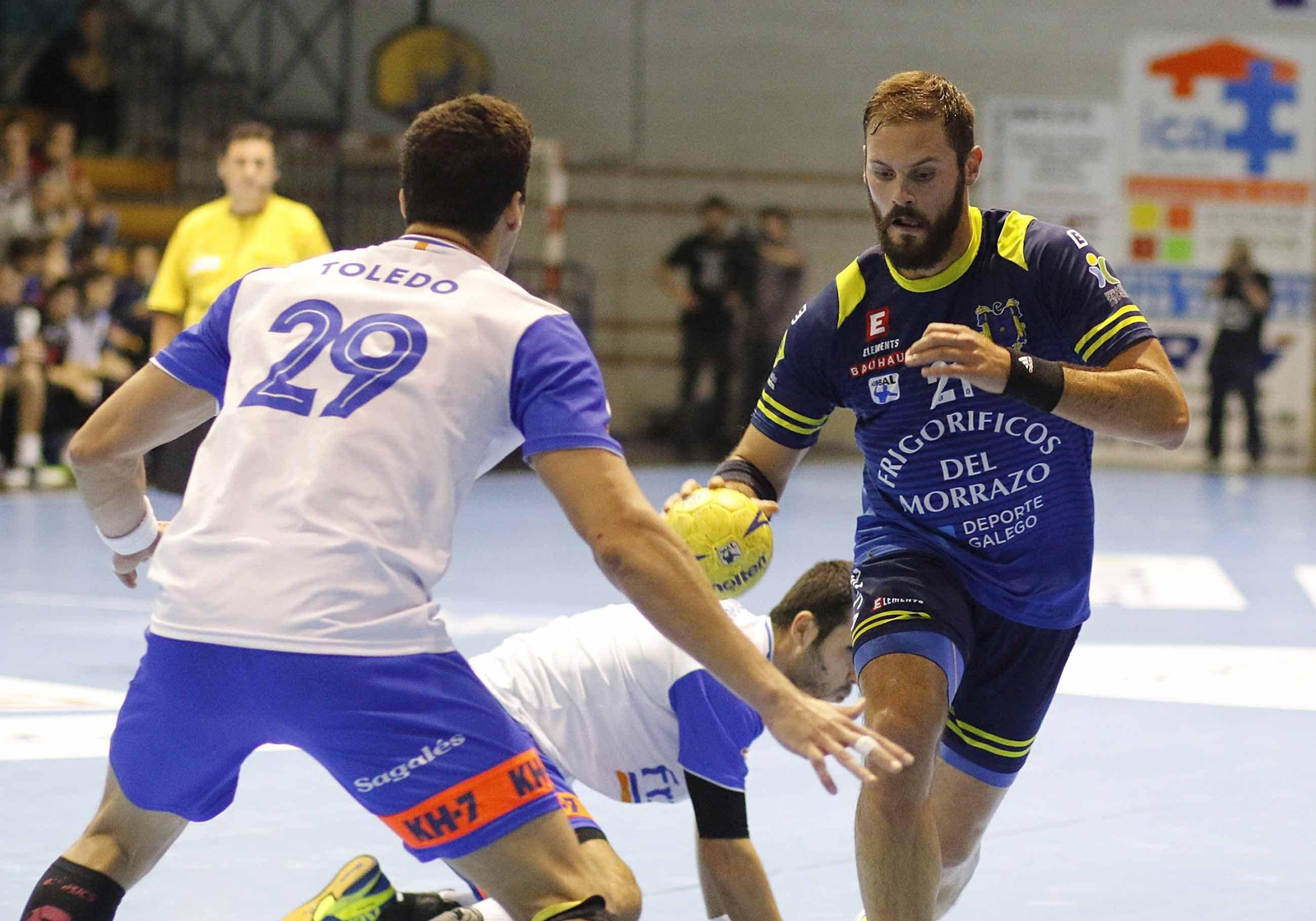 Adrián Rosales, con el balón, en el partido de la primera vuelta contra el Granollers.