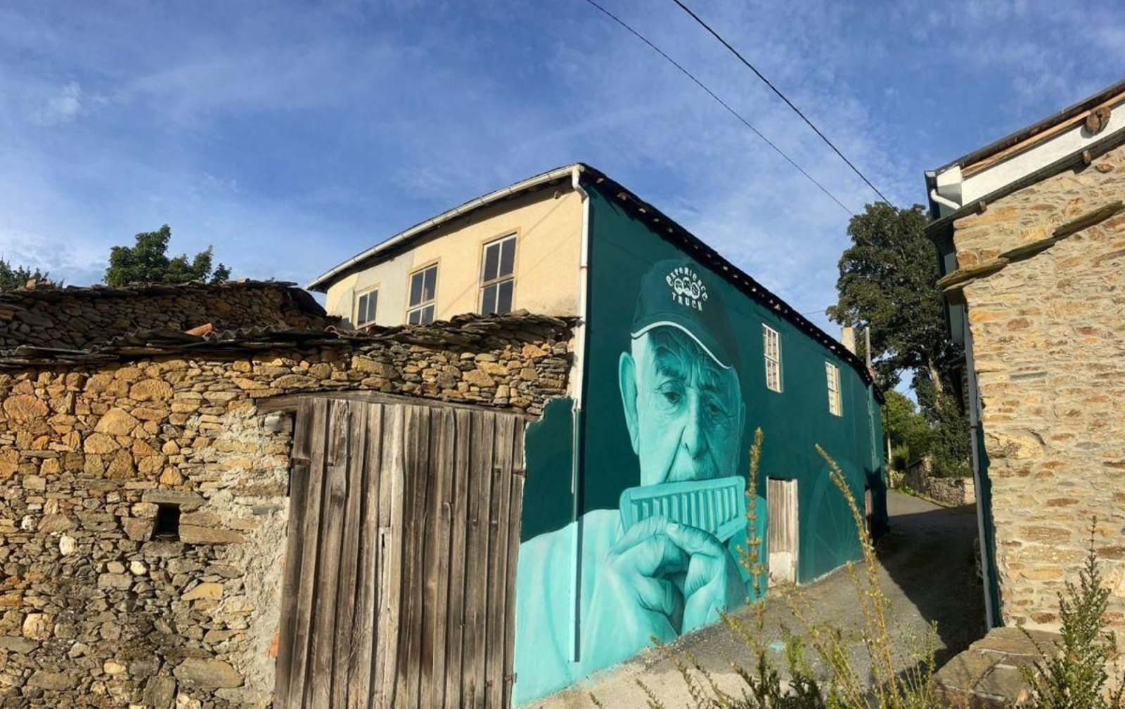 Fachada de la casa en Castiñeiro donada con el mural de Mon Devane.