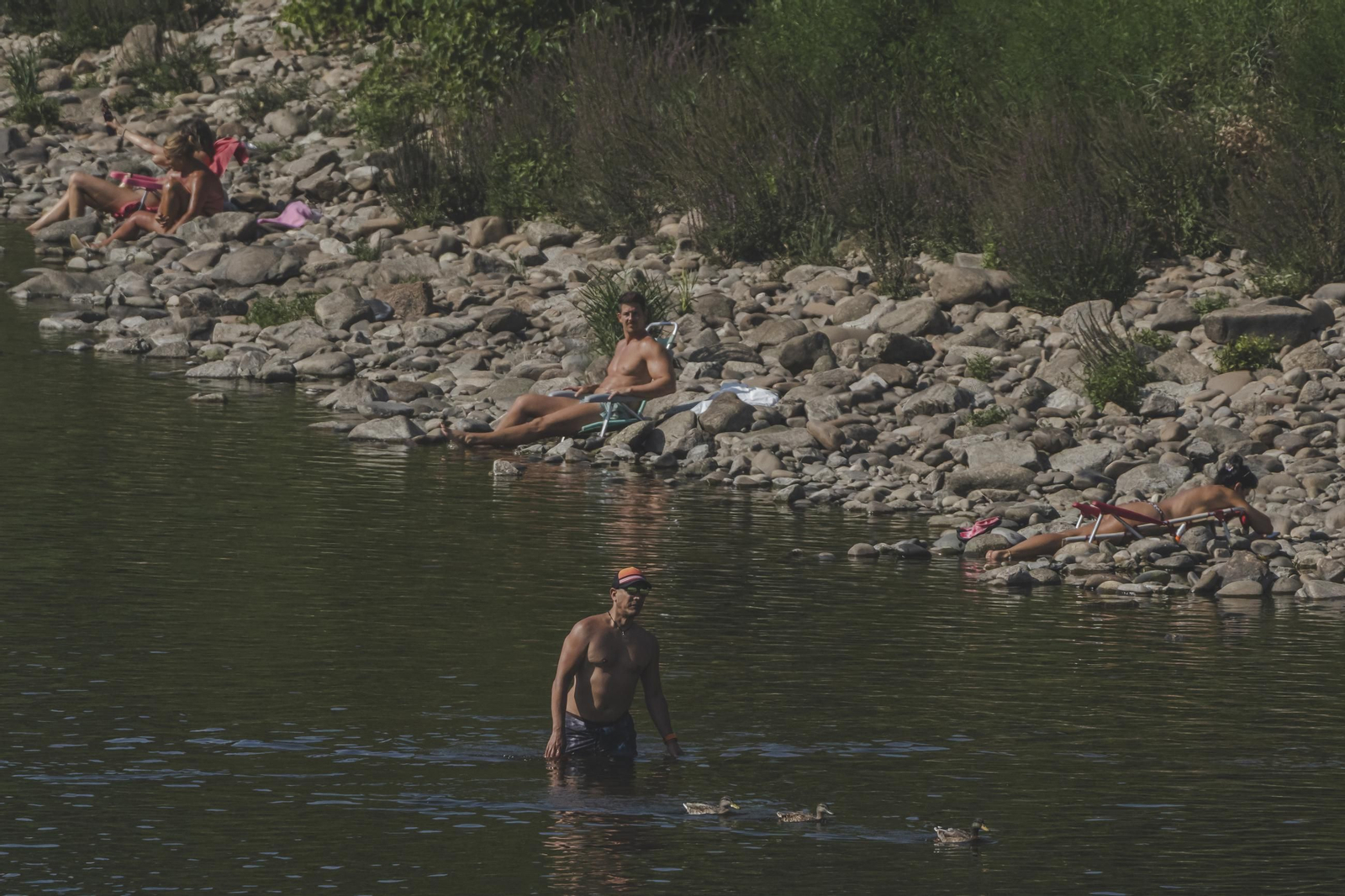 Galería | Los ourensanos combatiendo el calor en una jornada de calor extremo
