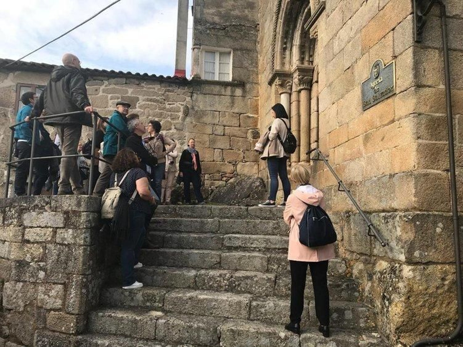 El grupo de turistas visita una de las iglesias de Boborás.