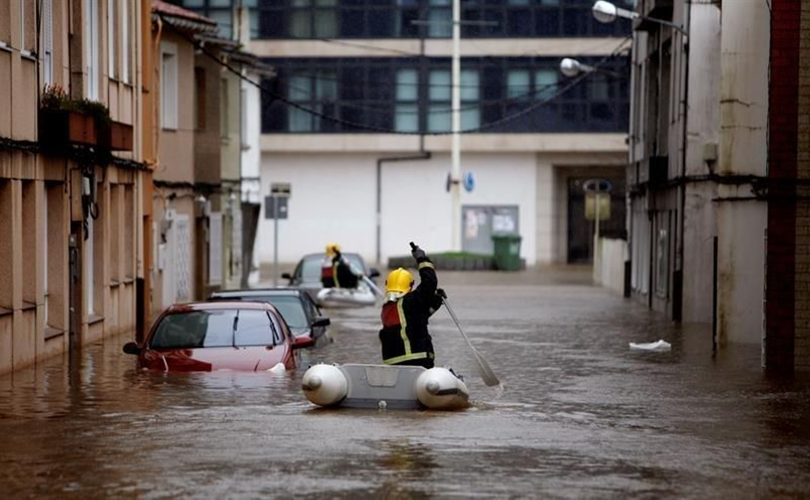Los bomberos de Sada tuvieron que recurrir a las zodiac para evacuar a los vecinos.