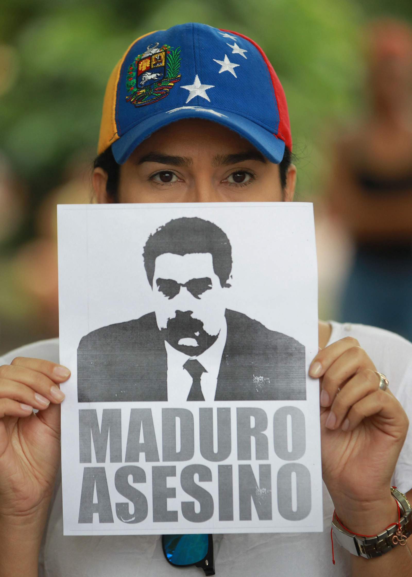 Una venezolana desplazada en Cali protesta contra Maduro.