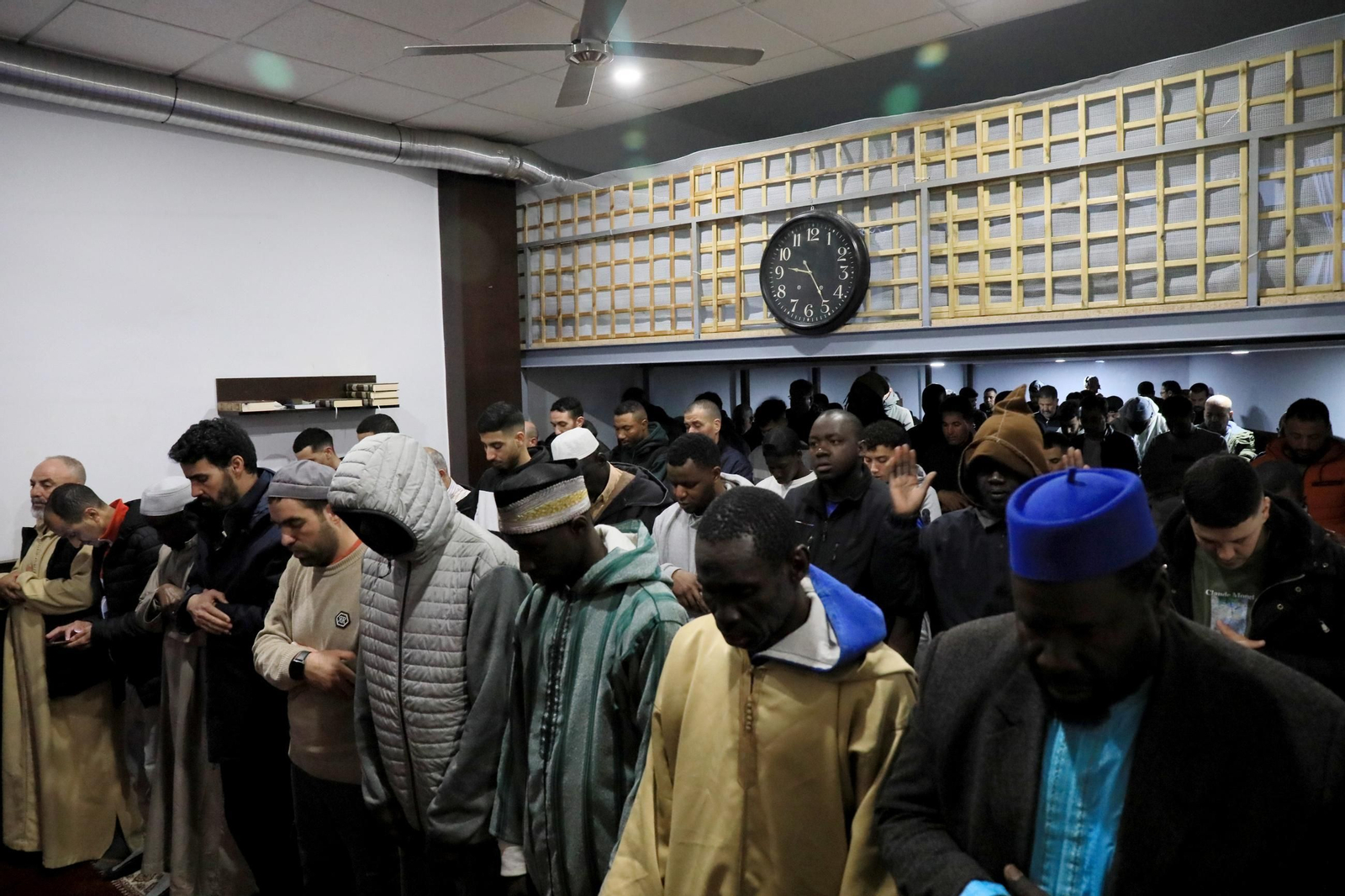 Miembros de la Comunidad Islámica de Ourense en la mezquita ubicada en el barrio de A Carballeira.