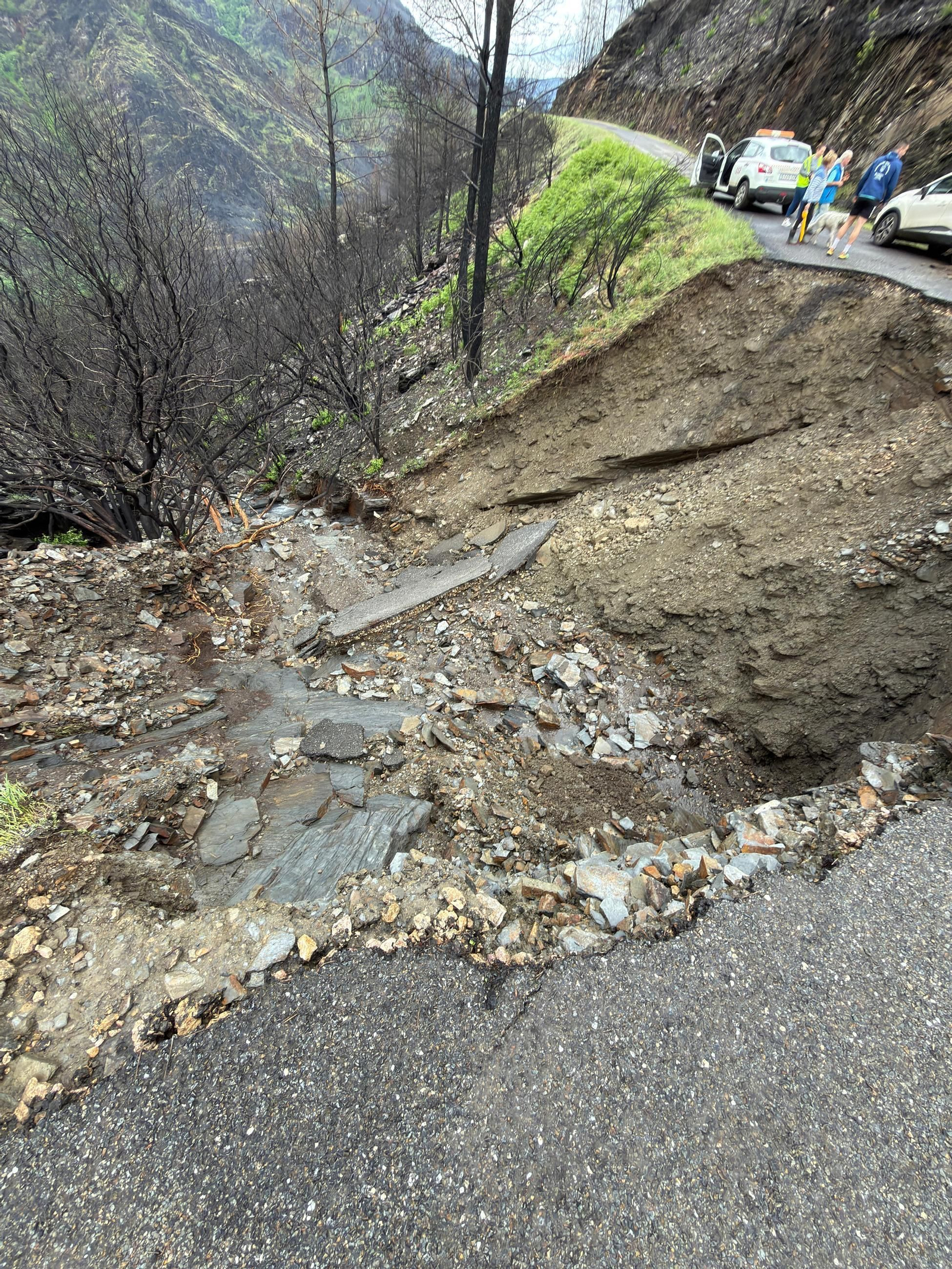Galería | Un desprendimiento en una carretera de Quiroga provoca un gran socavón y deja cuatro aldeas aisladas