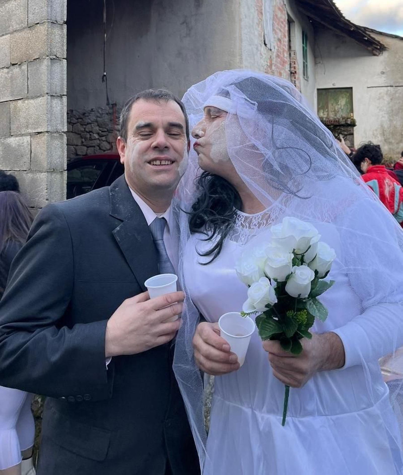 Galería | San Martiño en Manzaneda celebra o sábado de fariña co son do fulión e das mázcaras no Entroido