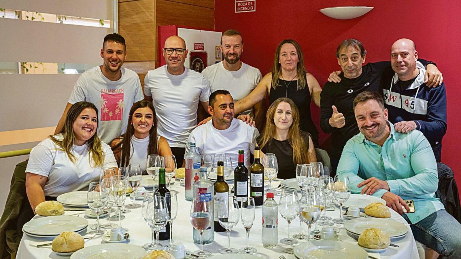 Casanova, Toño, Alberto, Mercedes, Maxi y Rosendo. Sentados, Fátima, Patricia,  Adrián, Sabela e Iván.