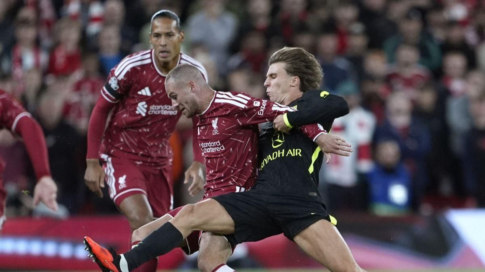 Pablo Barrios disputa un balón con Mac Allister en el partido disputado anoche en Anfield.