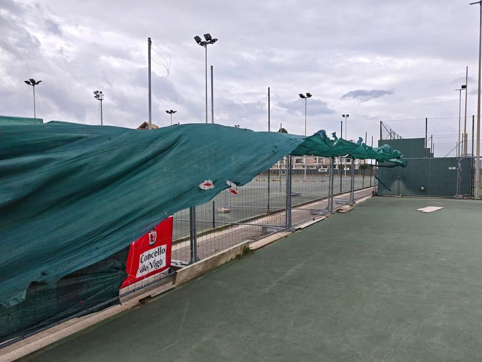 Galería | Árboles y mobiliario urbano sufren el primer temporal del otoño en Vigo