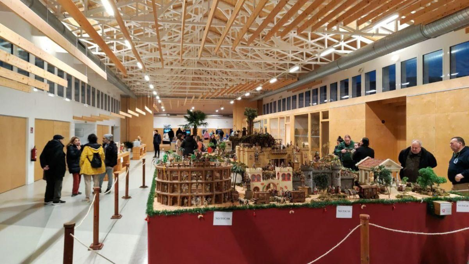 El multiusos, zona de tradición de belenes para vecinos del Val Miñor y visitantes.