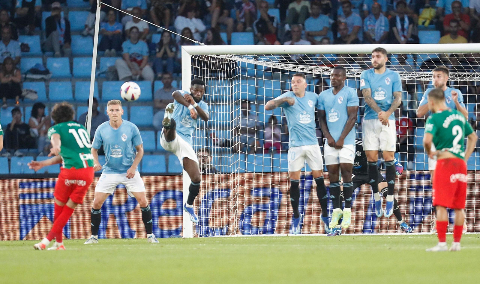Partido entre el Celta y el Alavés en Balaídos.