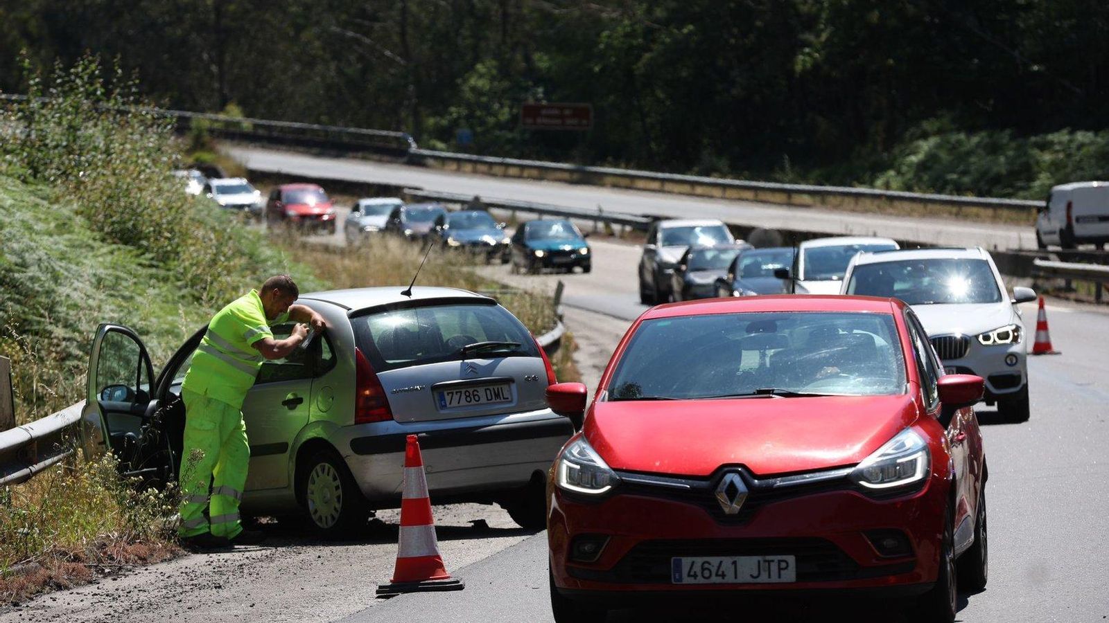 Accidente en la VG-20 provoca retenciones a la entrada del centro de Vigo. (Foto: Alberte)