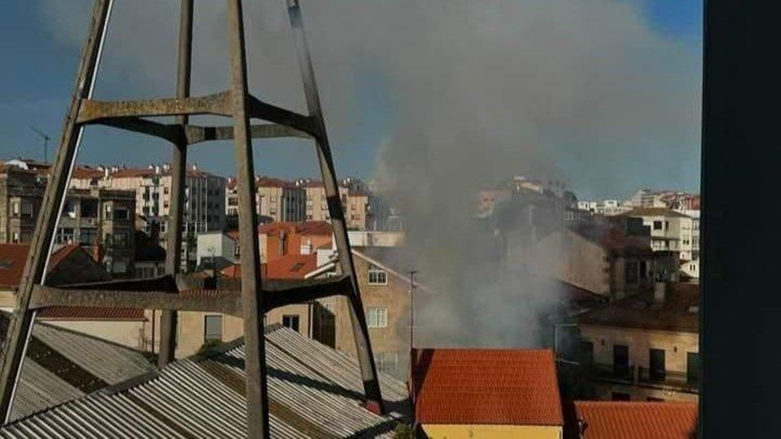 Imagen de la columna de humo provocada por el incendio. // Cedida