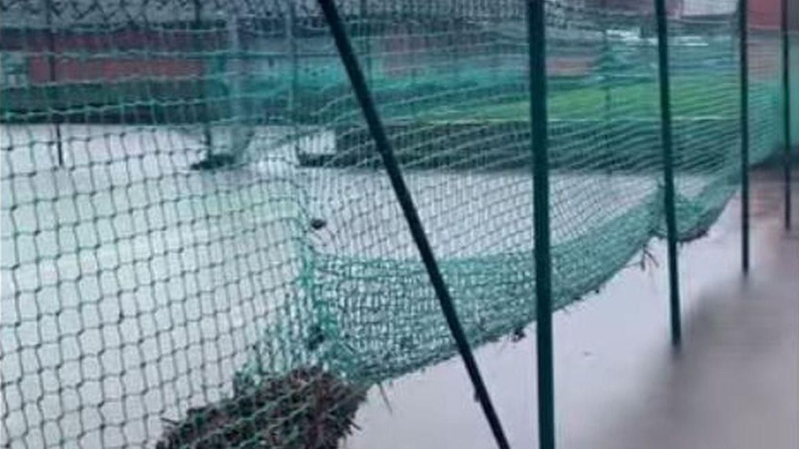 El Miñor inundó las pistas deportivas y las inmediaciones del mercado.