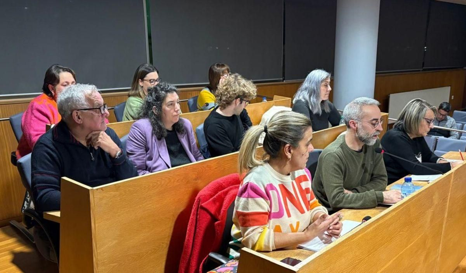 Eugenio González, en la segunda fila, durante el pleno del pasado mes de enero.