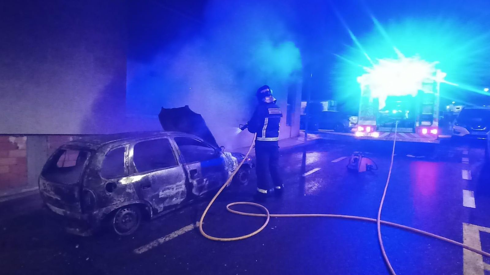 Los efectivos del GES de Ribadavia acudieron a la rúa Castelao tras recibir el aviso de un particular por un coche en llamas.