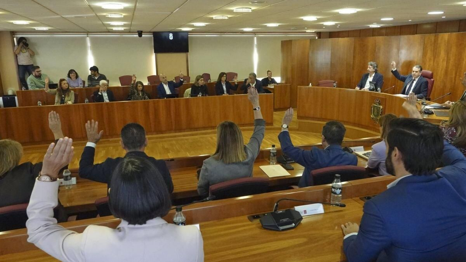 La votación en el pleno, con los socialistas votando a favor, el BNG abstuviéndose y el PP ausente.