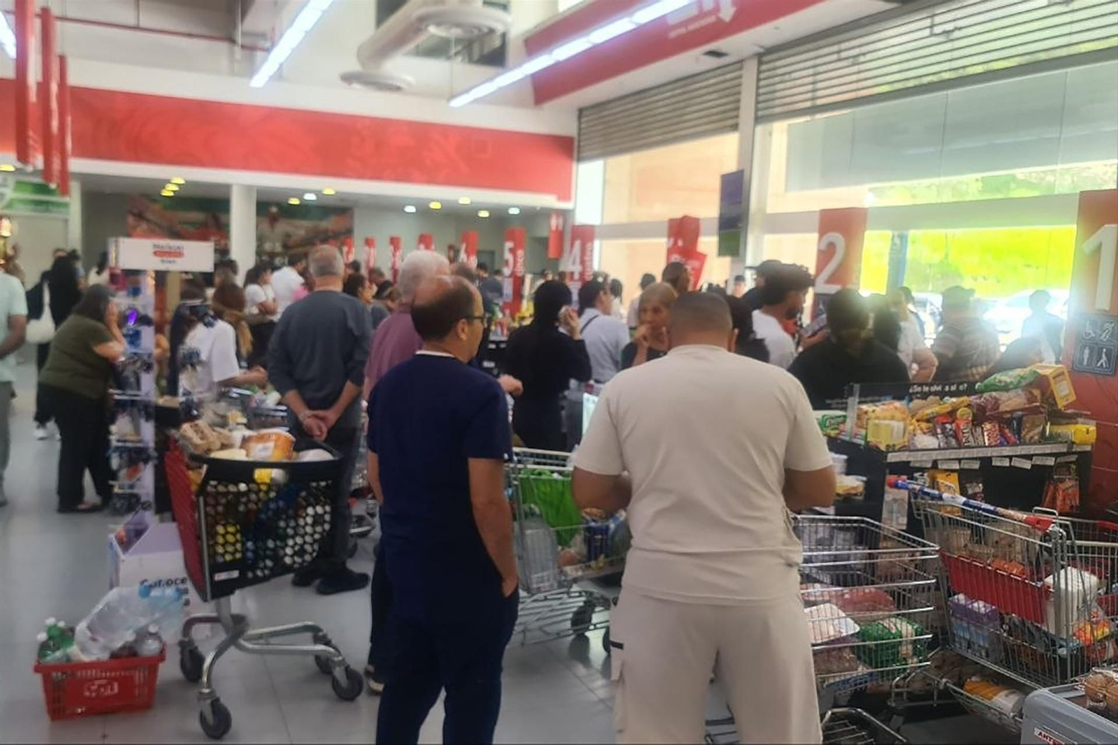 Colas en las cajas de los supermercados.
