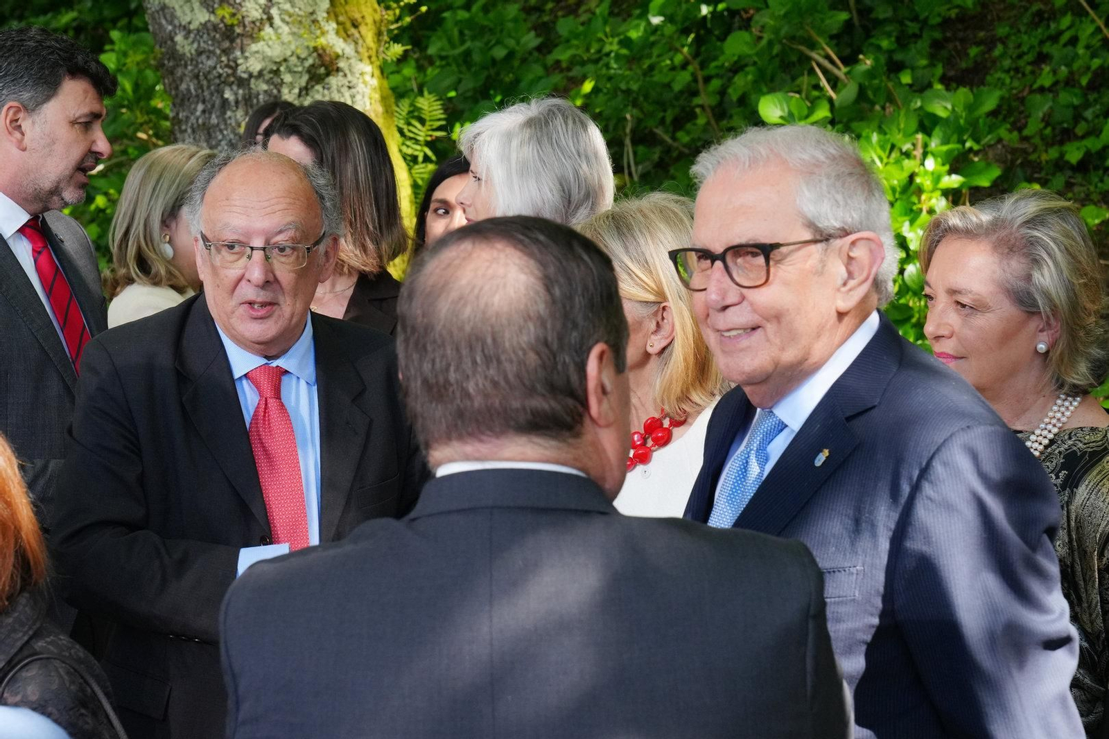 El expresidente de la Xunta de Galicia Fernando González Laxe (i) y el expresidente de la Xunta de Galicia Emilio Pérez Touriño (d), durante el acto de toma de posesión del presidente de la Xunta.