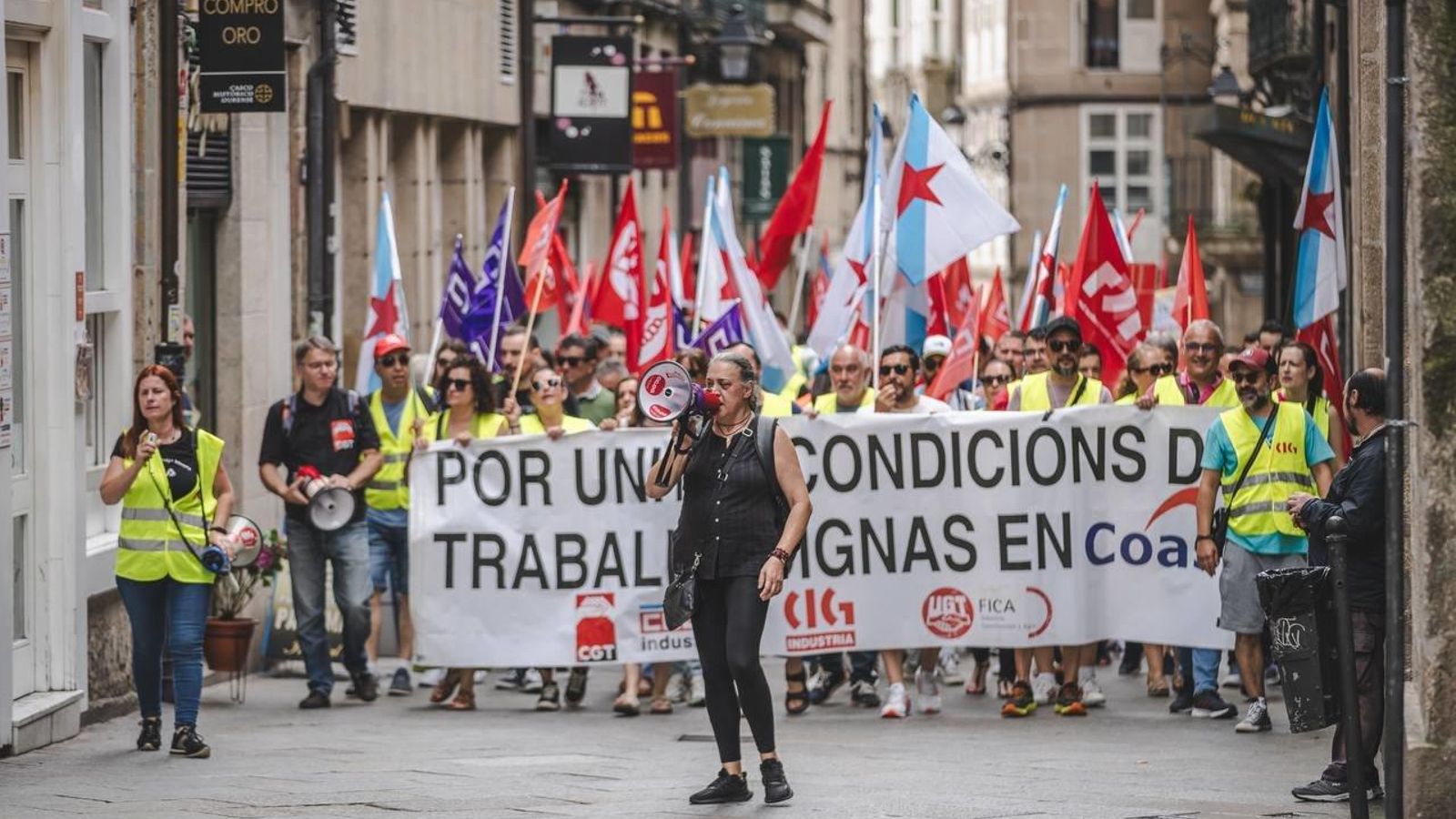 Los manifestantes en la calle Lamas Carvajal del centro de Ourense.