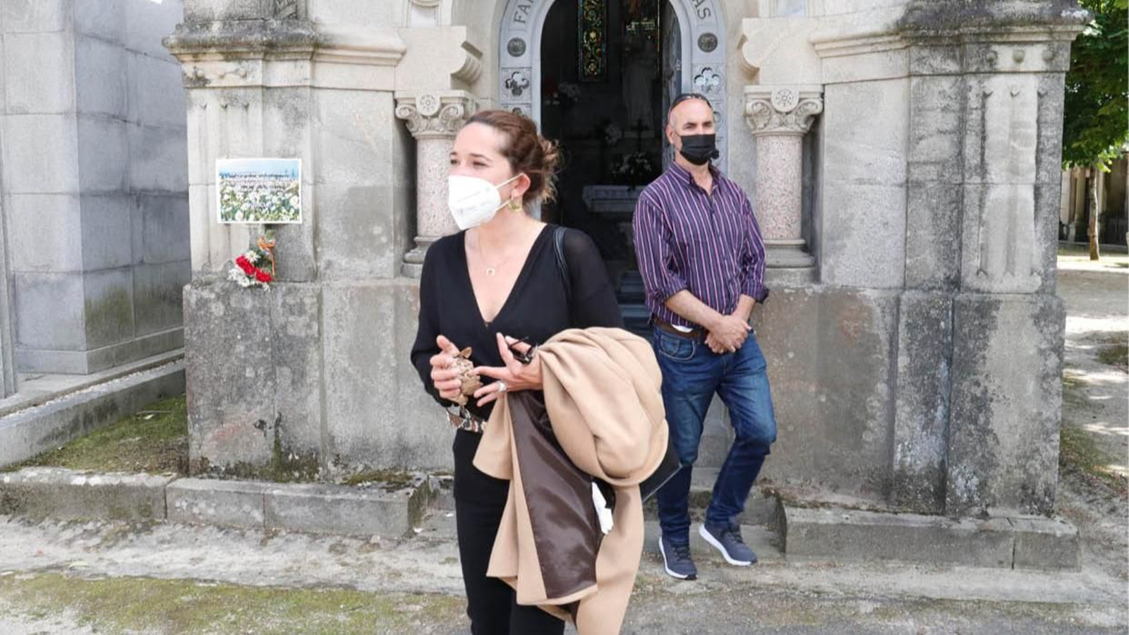 Rosa, la hermana, en el cementerio en el reciente homenaje.