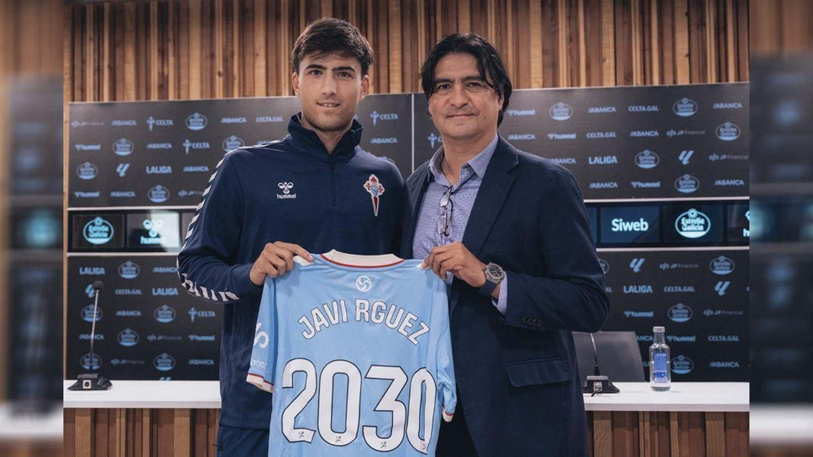 El canterano Javi Rodríguez posa junto a Marco Garcés, ayer en el acto de renovación del joven.