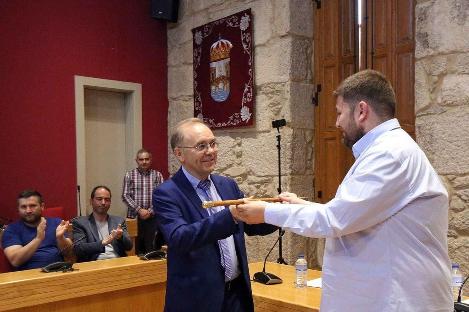 Xosé Represas recibe el bastón de mando de Ponteareas.