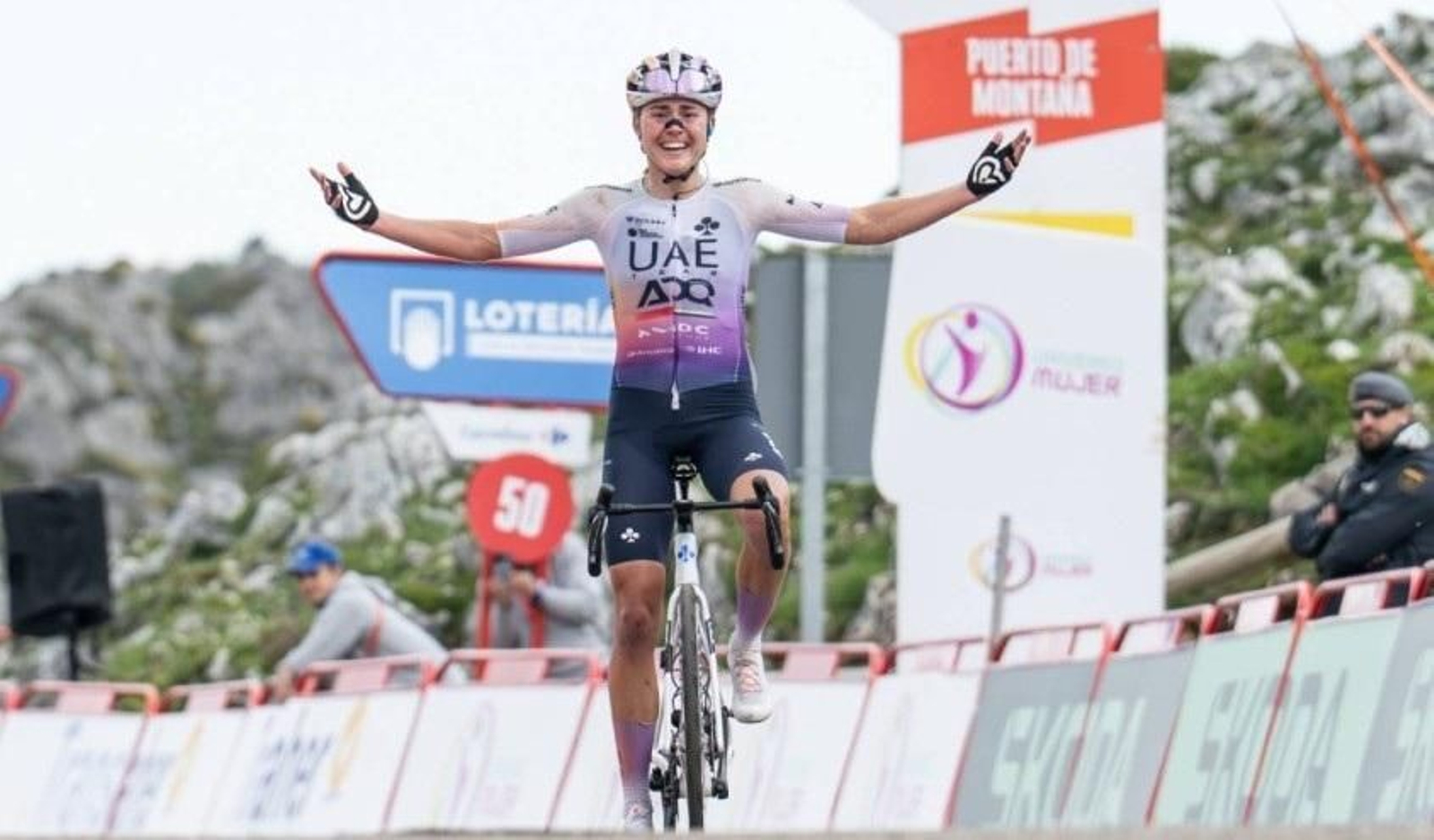 La española Paula Blasi cruza emocionada la línea de meta tras ganar la Vuelta ciclista Femenina en L'Angliru.