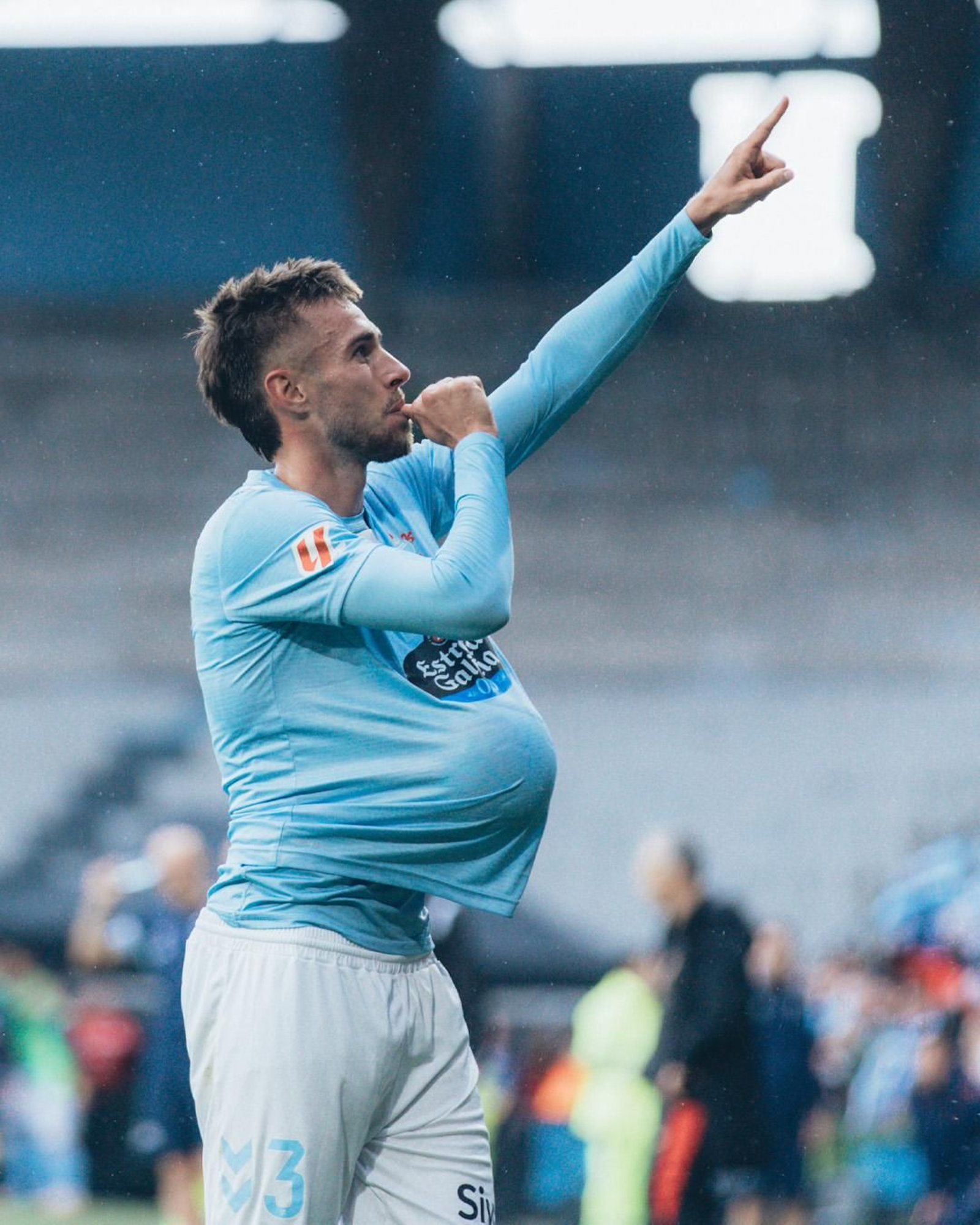 Óscar Mingueza dedicó el gol a su pareja y a su próximo hijo.