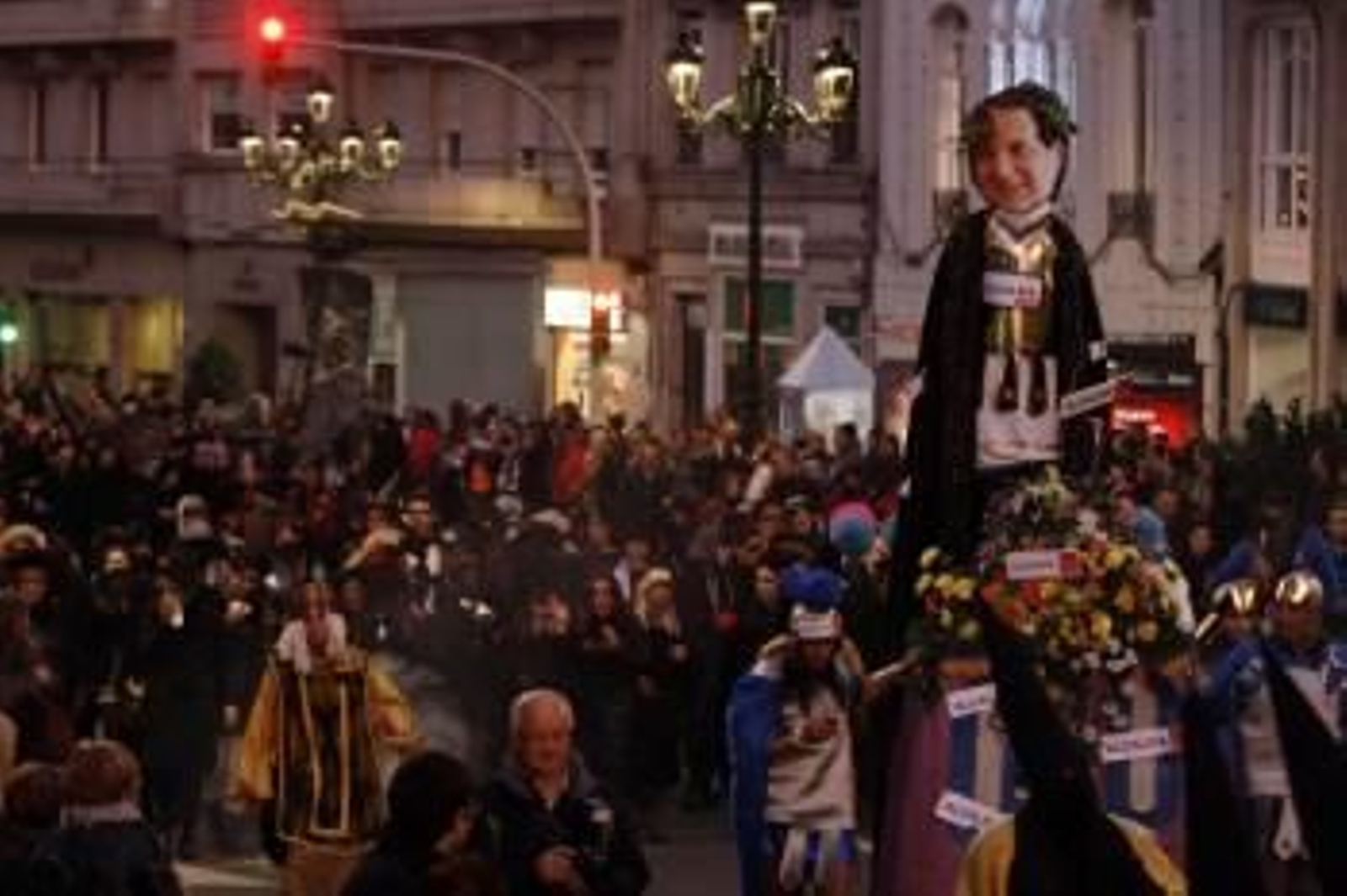 La efigie del alcalde como 'César' romano fue paseada en el entierro por un grupo de solados,