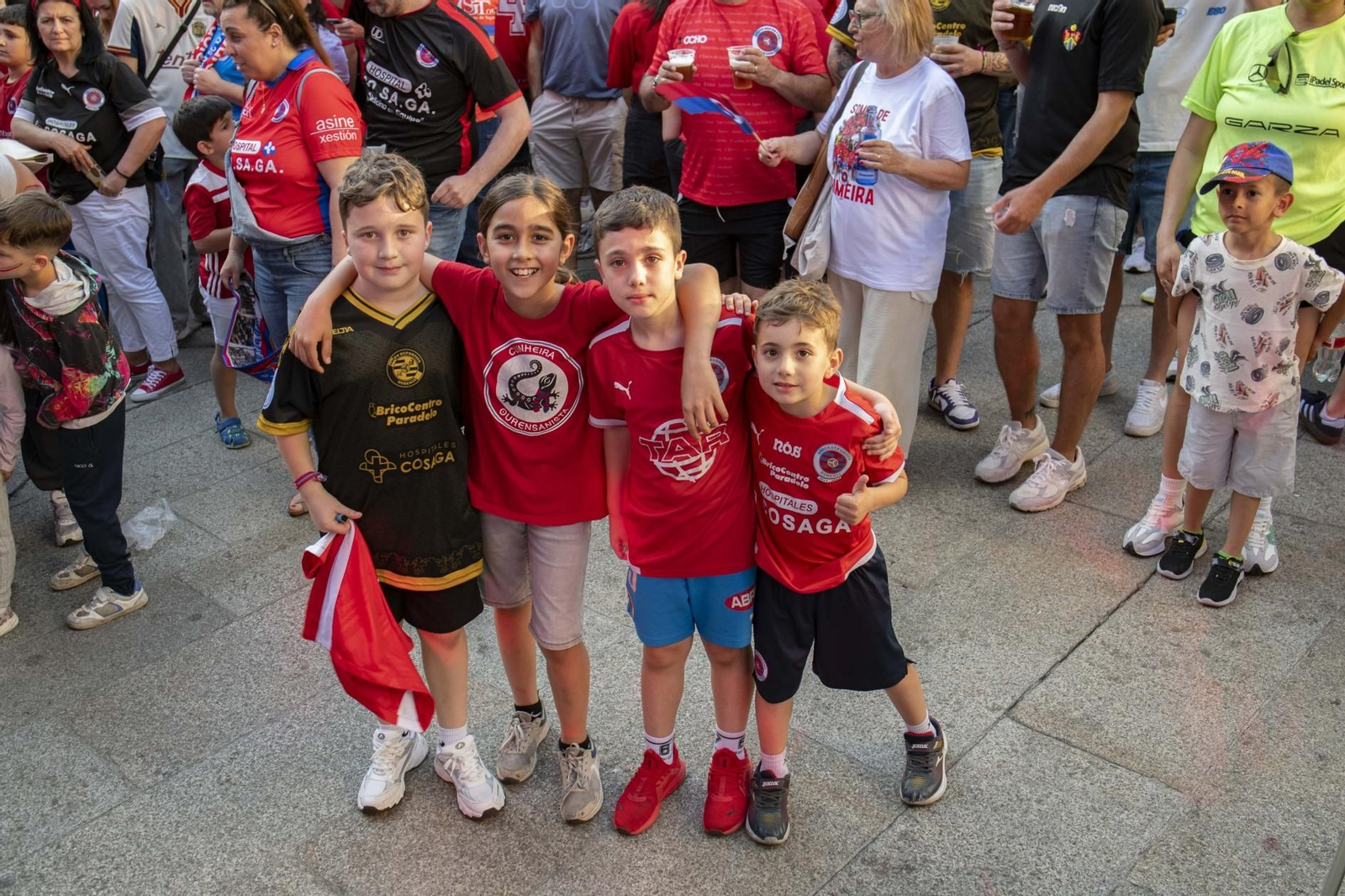 Galería | La aplaudida acogida de los unionistas a la UD Ourense contrasta con la pitada a Jácome en la Plaza Mayor, en fotos