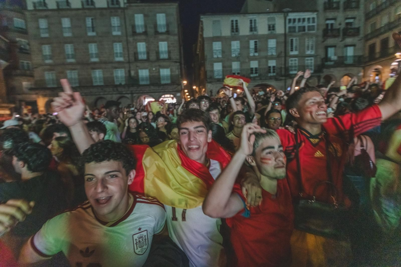 Galería | La ilusión por España en la semifinal tiñe de rojo la provincia de Ourense, en fotos
