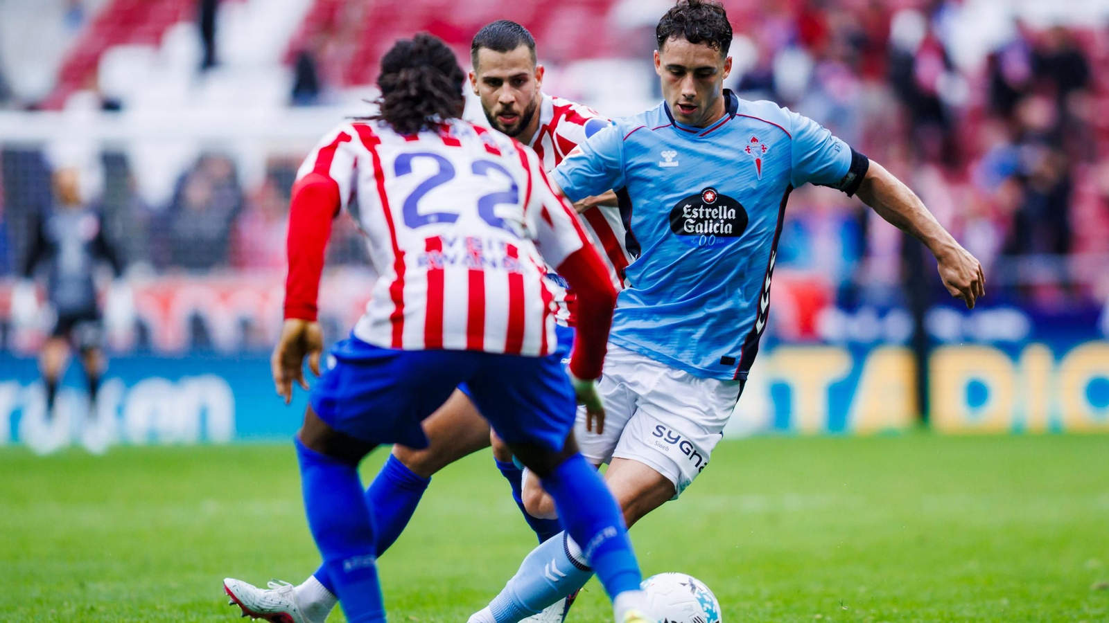 Pablo Durán fue el único capaz de superar el medio campo con balón.