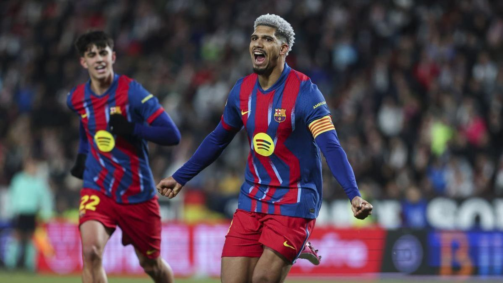 Ronald Araujo celebra el segundo gol del Barcelona, que finalmente daría la clasificación a su equipo.
