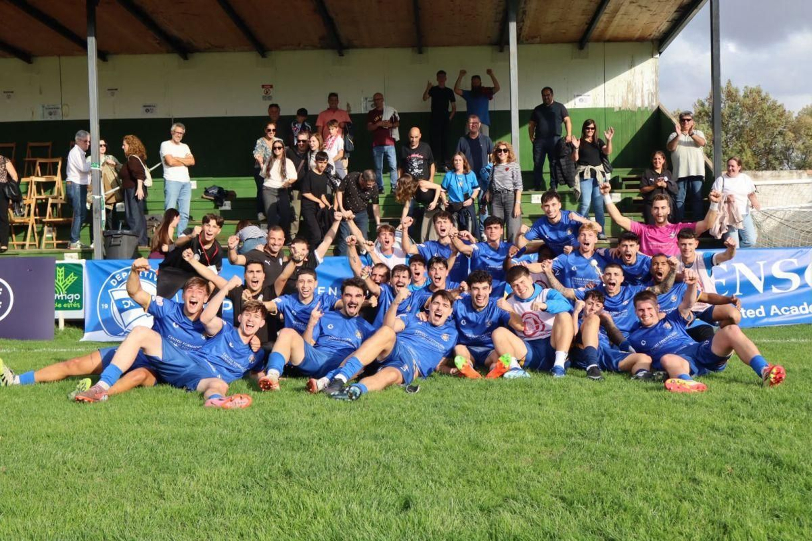 Los jugadores del Auriense celebran la clasificación a la primera eliminatoria de Copa.