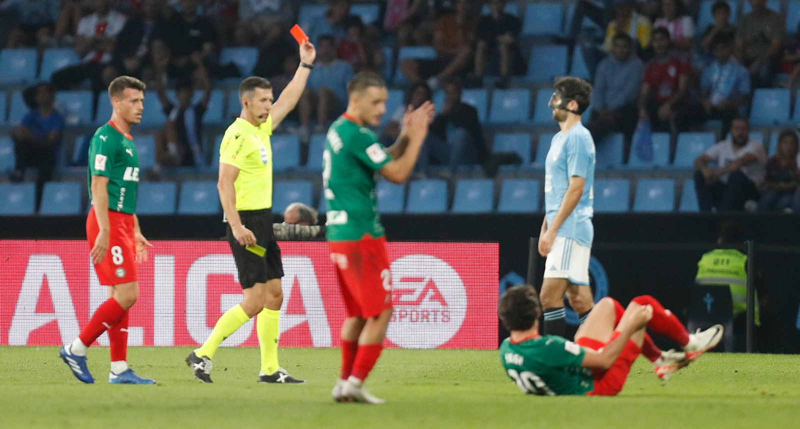 El árbitro saca tarjeta roja a Luca de la Torre en el partido entre el Celta y el Alavés en Balaídos.