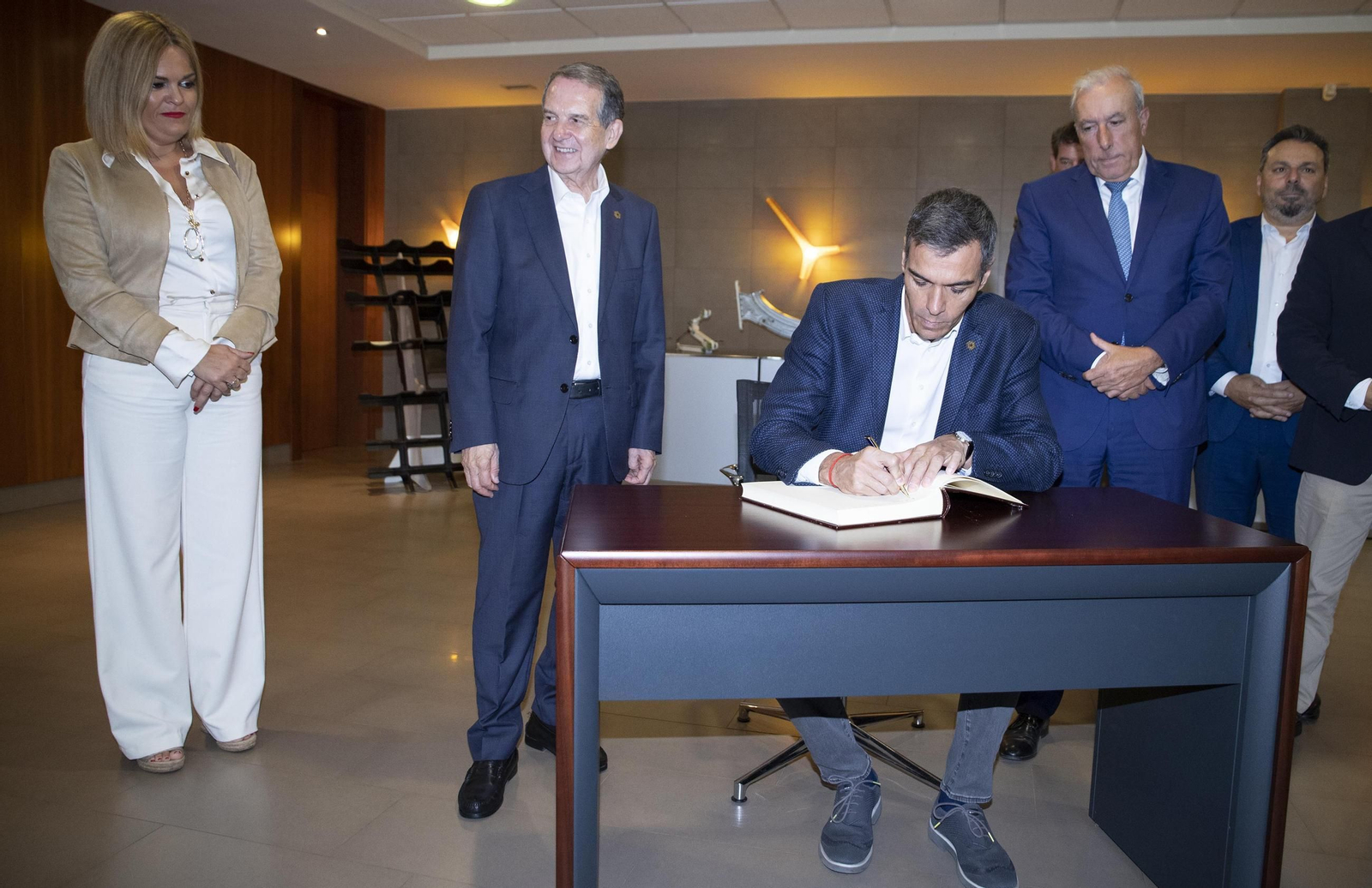 Galería | Pedro Sánchez visita las instalaciones de Delta Vigo en el PTL de Valadares