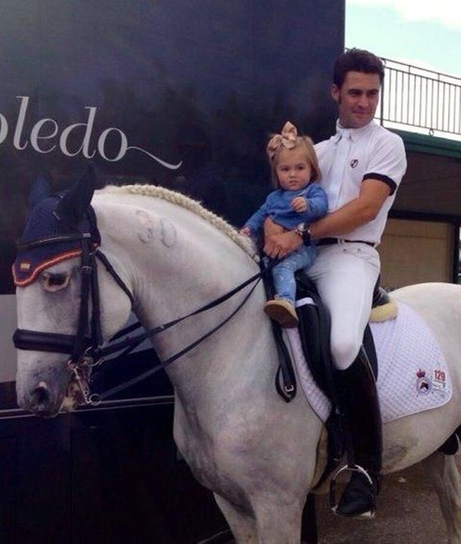 Juan Francisco, un monitor enseñando a montar a caballo.